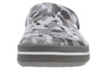 zueco-estampado-crocband-camo-crocs-gris-1