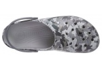 zueco-estampado-crocband-camo-crocs-gris-4