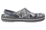 zueco-estampado-crocband-camo-crocs-gris-5