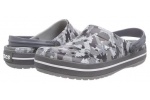 zueco-estampado-crocband-camo-crocs-gris-6