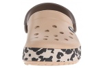 zueco-estampado-crocband-leopard-crocs-dorado-1