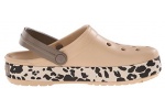 zueco-estampado-crocband-leopard-crocs-dorado-5