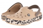 zueco-estampado-crocband-leopard-crocs-dorado-6